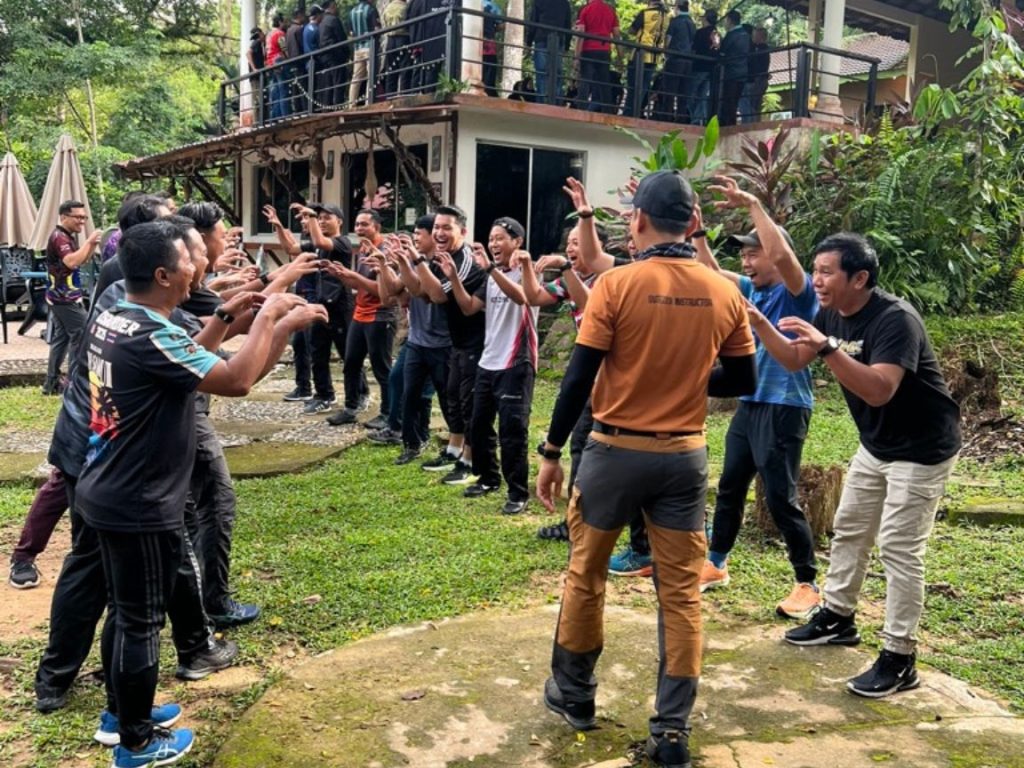 Aktiviti team building di Taman Negara bersama fasilitator profesional
